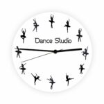 Ceas de perete personalizat Balet Descoperă acest ceas de perete personalizat Balet, care îmbină eleganța și pasiunea pentru dans. Acest ceas unic este o alegere minunată pentru iubitorii de balet și poate fi personalizat cu numele sau mesajul tău special.