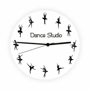 Descoperă acest ceas de perete personalizat Balet, care îmbină eleganța și pasiunea pentru dans. Acest ceas unic este o alegere minunată pentru iubitorii de balet și poate fi personalizat cu numele sau mesajul tău special.