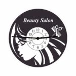 Descoperă acest ceas de perete personalizat Coafor, perfect pentru a crea o atmosferă elegantă și organizată în salonul tău. Personalizează-l cu logo-ul sau numele salonului tău pentru a oferi un aspect profesionist.