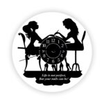 Ceas de perete personalizat Salon unghii Descoperă acest ceas de perete personalizat Salon unghii, perfect pentru a-ți personaliza spațiul de lucru într-un mod elegant și profesionist. Alege un ceas de perete care să îți reprezinte stilul și pasiunea pentru industria unghiilor.