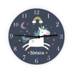 ceas perete personalizat Unicorn Adaugă magia și farmecul unicornilor în camera fetiței tale cu acest ceas de perete personalizat Unicorn. Un design unic și fermecător, ideal pentru un cadou special și personalizat.