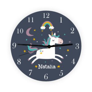 Adaugă magia și farmecul unicornilor în camera fetiței tale cu acest ceas de perete personalizat Unicorn. Un design unic și fermecător, ideal pentru un cadou special și personalizat.
