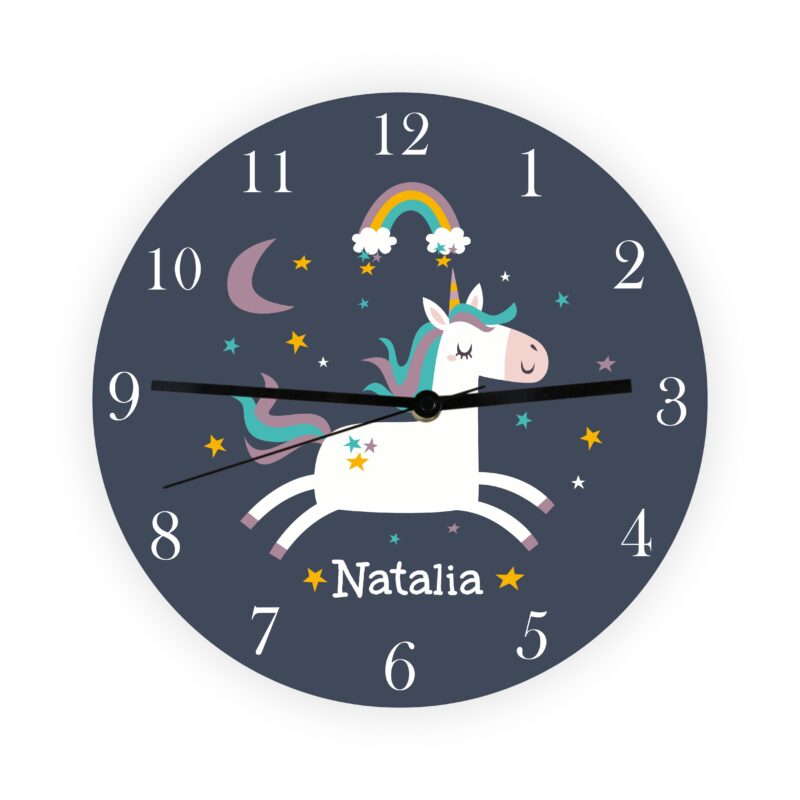 Adaugă magia și farmecul unicornilor în camera fetiței tale cu acest ceas de perete personalizat Unicorn. Un design unic și fermecător, ideal pentru un cadou special și personalizat.