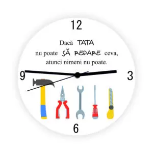 Descoperă acest ceas de perete personalizat Tata repară, un cadou perfect pentru un tată priceput în reparații. Cu mesajul "Dacă tata nu poate să repare ceva, atunci nimeni nu poate", acest ceas îi va aminti mereu de abilitățile sale deosebite.