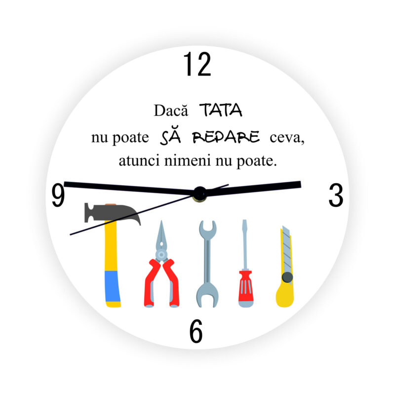 Descoperă acest ceas de perete personalizat Tata repară, un cadou perfect pentru un tată priceput în reparații. Cu mesajul "Dacă tata nu poate să repare ceva, atunci nimeni nu poate", acest ceas îi va aminti mereu de abilitățile sale deosebite.