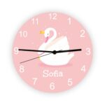 Ceas de perete personalizat - model lebădă Ceas de perete personalizat model lebădă, cu numele fetiței