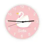 Ceas de perete personalizat - model lebădă Ceas de perete personalizat model lebădă, cu numele fetiței