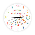 Ceas de perete personalizat Grupa Fluturașilor - poate fi personalizat cu numele școlii sau grădiniței tale pentru a crea un cadou special sau pentru a adăuga un aspect personalizat în sala de clasă.